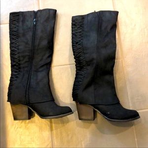 Comfy Black Fergie Boots!